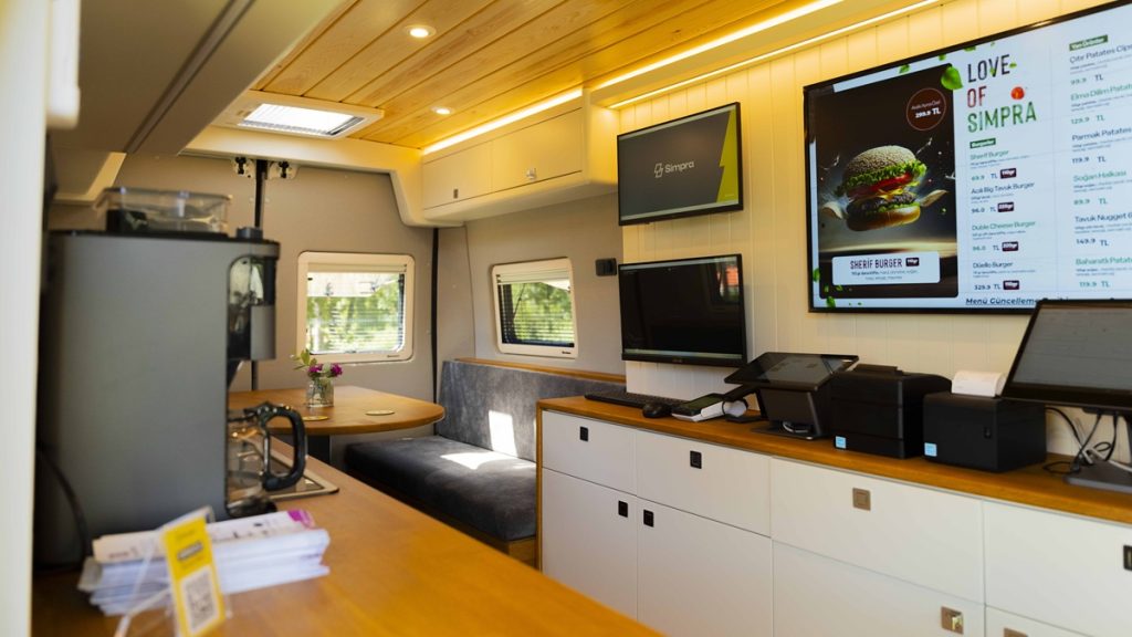 Simpra, mobil karavan projesi Simpravan’la teknolojiyi sahaya taşıyor 